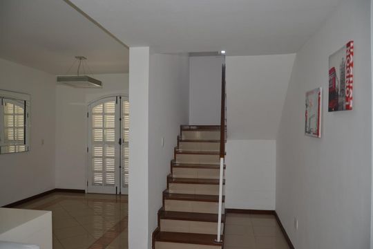 Sala de casa de condomínio à venda com 4 quartos, 200m² em Pendotiba, Niterói