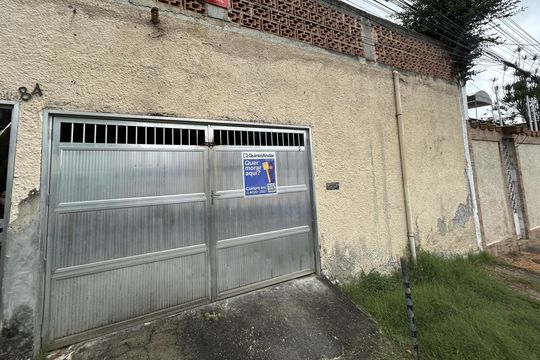 Fachada + placa de casa à venda com 4 quartos, 136m² em Tomás Coelho, Rio de Janeiro