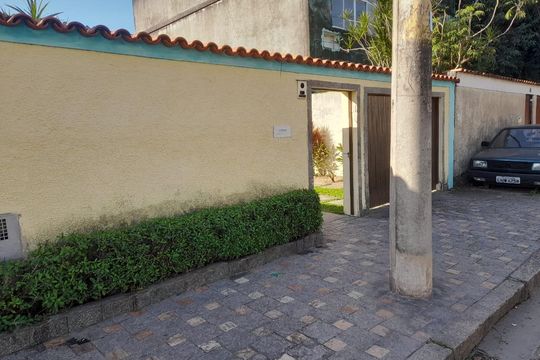 Fachada de casa à venda com 3 quartos, 241m² em Campo Grande, Rio de Janeiro