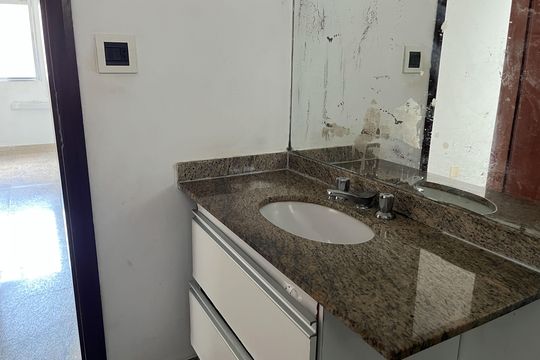 Banheiro de apartamento para alugar com 3 quartos, 150m² em José Menino, Santos