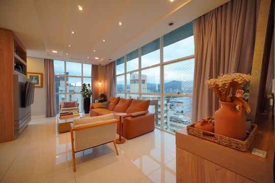Apartamento para alugar com 4 quartos, 272m² em Agronômica, Florianópolis
