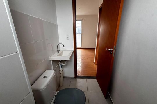 Banheiro de apartamento para alugar com 2 quartos, 45m² em Jansen, Gravataí