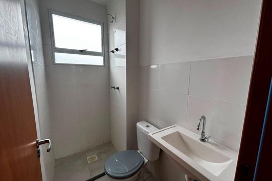 Banheiro de apartamento para alugar com 2 quartos, 45m² em Jansen, Gravataí