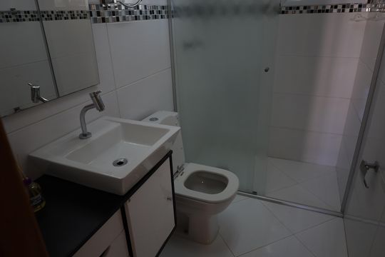 Banheiro social de apartamento à venda com 3 quartos, 74m² em Vila Sofia, São Paulo