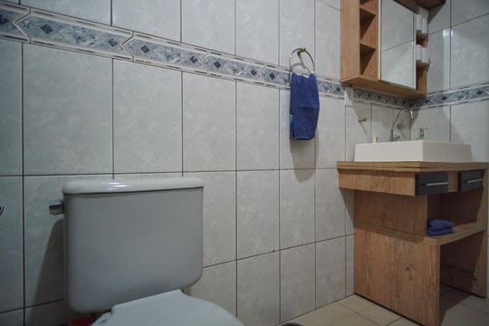 Banheiro Corredor de casa à venda com 4 quartos, 240m² em Santa Rosa de Lima, Porto Alegre