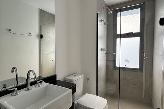 Banheiro de kitnet/studio para alugar com 1 quarto, 31m² em Indianópolis, São Paulo
