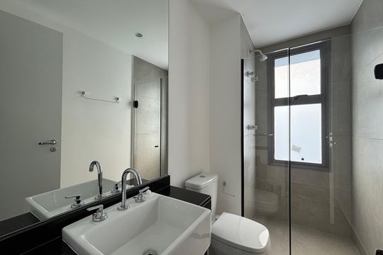 Banheiro de kitnet/studio para alugar com 1 quarto, 31m² em Indianópolis, São Paulo