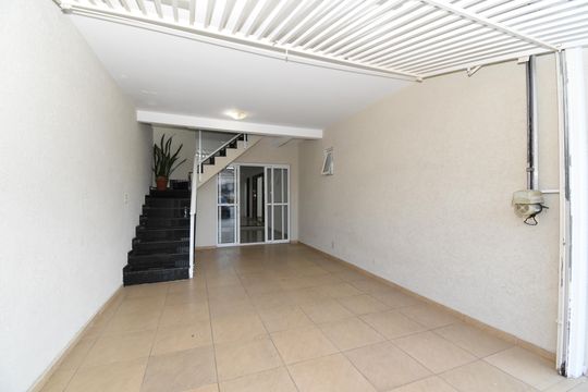 Garagem de casa à venda com 7 quartos, 370m² em Xaxim, Curitiba