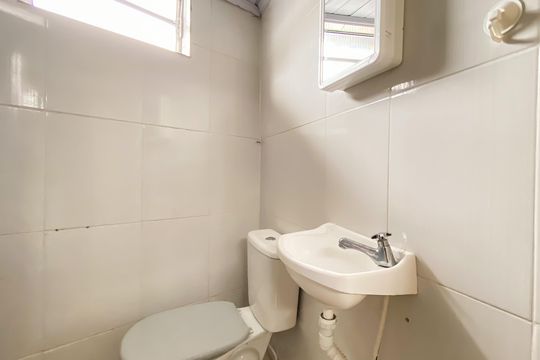Banheiro  de casa para alugar com 2 quartos, 69m² em Vila Paranagua, São Paulo