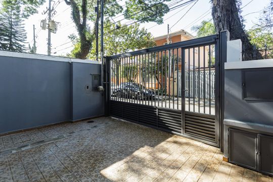 Garagem de casa para alugar com 4 quartos, 200m² em Indianópolis, São Paulo