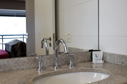 Banheiro de kitnet/studio para alugar com 1 quarto, 42m² em Sumarezinho, São Paulo