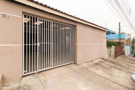 Fachada de casa à venda com 4 quartos, 160m² em Sítio Cercado, Curitiba