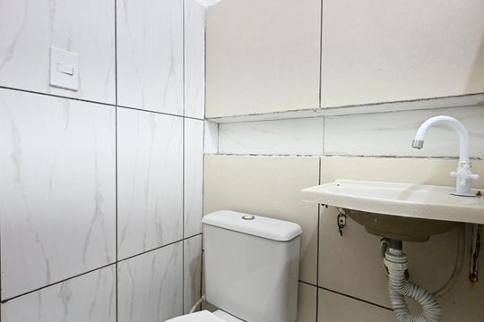 Banheiro de casa para alugar com 1 quarto, 50m² em Parque das Cigarreiras, Taboão da Serra