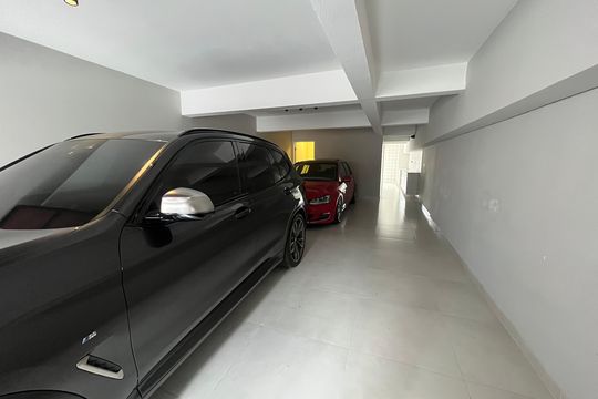Garagem de casa à venda com 3 quartos, 210m² em Parada Inglesa, São Paulo