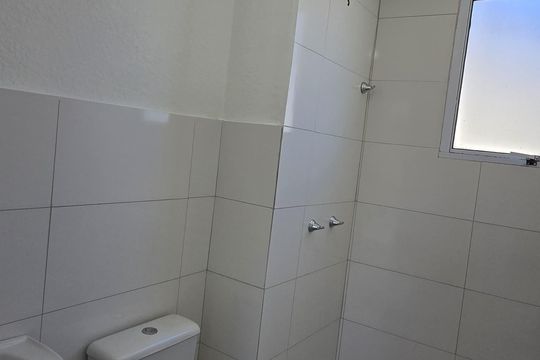 Banheiro de apartamento para alugar com 2 quartos, 45m² em Santa Cruz, Rio de Janeiro