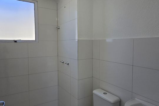 Banheiro de apartamento para alugar com 2 quartos, 45m² em Santa Cruz, Rio de Janeiro