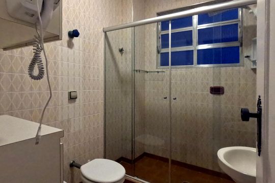 Banheiro de apartamento para alugar com 2 quartos, 80m² em Ponta da Praia, Santos