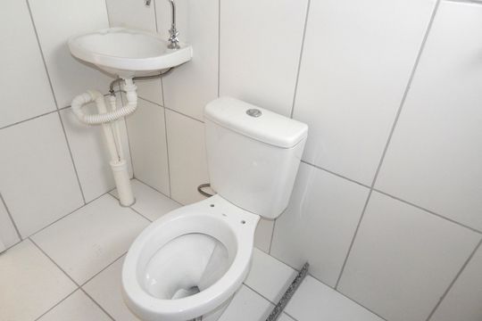 Banheiro de apartamento para alugar com 2 quartos, 45m² em Campo Grande, Rio de Janeiro
