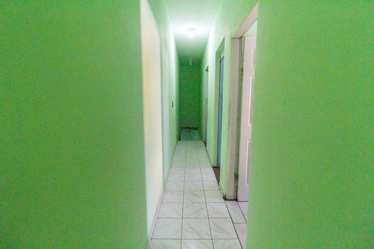 Corredor de casa para alugar com 3 quartos, 100m² em Parque Sevilha, São Paulo