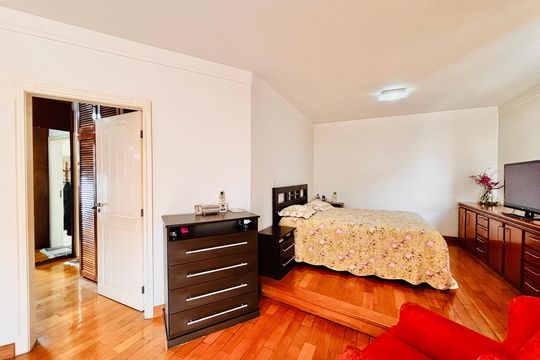 Suíte 1 de casa de condomínio à venda com 5 quartos, 442m² em Alphaville Residencial Um, Barueri