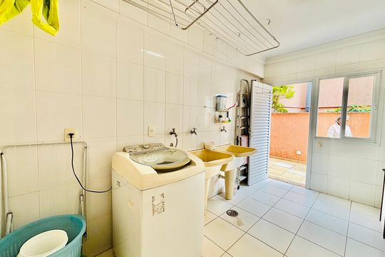 Área de serviço de casa à venda com 4 quartos, 570m² em Alphaville Residencial Um, Barueri