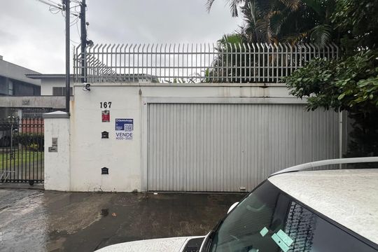 Fachada de casa à venda com 3 quartos, 580m² em Alto de Pinheiros, São Paulo