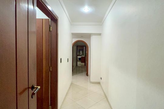Corredor de casa à venda com 3 quartos, 580m² em Alto de Pinheiros, São Paulo