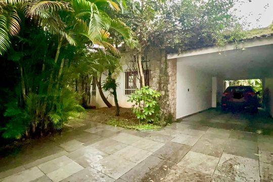 Garagem de casa à venda com 3 quartos, 580m² em Alto de Pinheiros, São Paulo