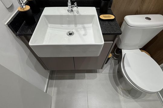 Banheiro de kitnet/studio para alugar com 1 quarto, 25m² em Vila Olímpia, São Paulo