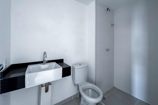 Banheiro social de kitnet/studio à venda com 1 quarto, 26m² em Pinheiros, São Paulo