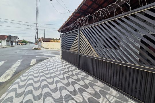 Fachada de casa para alugar com 2 quartos, 75m² em Vila Tupi, Praia Grande