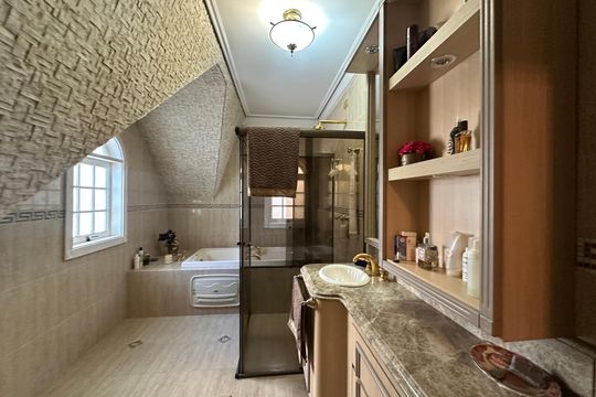 Banheiro da Suíte 2 de casa de condomínio à venda com 4 quartos, 675m² em Alphaville Residencial Um, Barueri