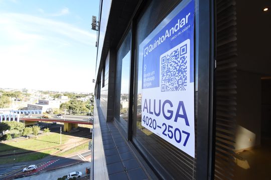 Placa de kitnet/studio para alugar com 1 quarto, 33m² em Cristo Rei, Curitiba