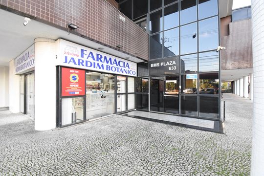 Fachada de kitnet/studio para alugar com 1 quarto, 33m² em Cristo Rei, Curitiba