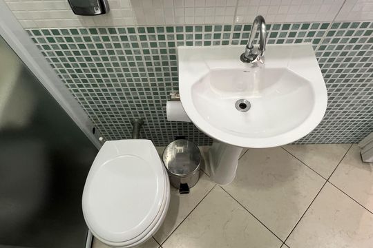 Banheiro de apartamento para alugar com 1 quarto, 30m² em Embaré, Santos