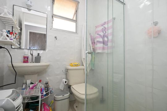 Banheiro de apartamento para alugar com 2 quartos, 70m² em Chácara Agrindus, Taboão da Serra