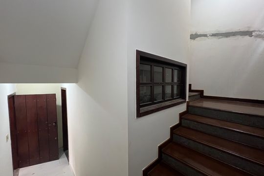 Escada  de casa à venda com 3 quartos, 85m² em Itapoã, Belo Horizonte