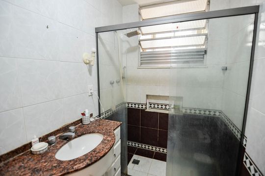 Banheiro de apartamento para alugar com 3 quartos, 120m² em Tijuca, Rio de Janeiro