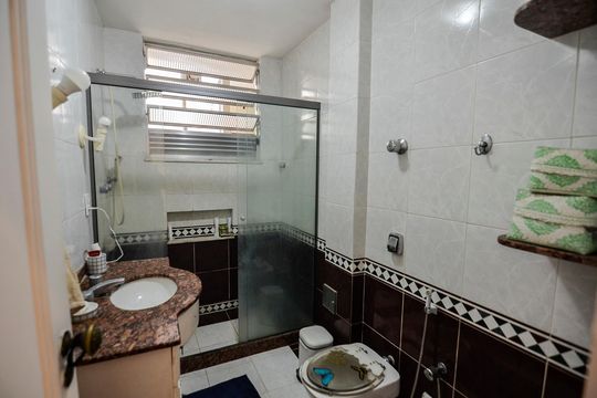 Banheiro de apartamento para alugar com 3 quartos, 120m² em Tijuca, Rio de Janeiro