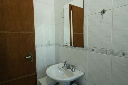 Banheiro social  de casa à venda com 3 quartos, 255m² em Vila Iorio, São Paulo
