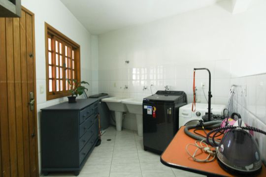 Lavanderia de casa à venda com 3 quartos, 255m² em Vila Iorio, São Paulo