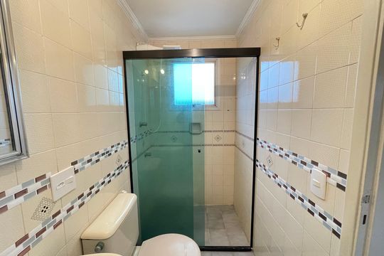 Banheiro social de apartamento à venda com 2 quartos, 71m² em Vila Indiana, São Paulo