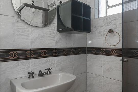 Banheiro social de apartamento à venda com 3 quartos, 67m² em Petrópolis, Porto Alegre