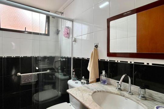 Banheiro de apartamento à venda com 3 quartos, 100m² em Cambuí, Campinas