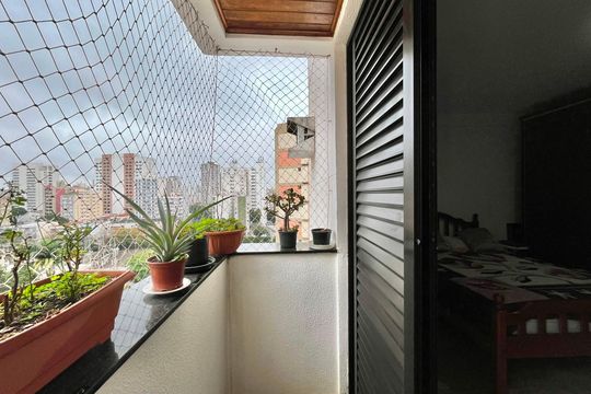 Sacada da suíte de apartamento à venda com 3 quartos, 100m² em Cambuí, Campinas