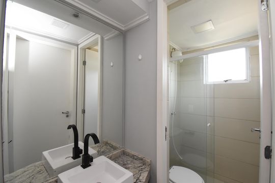 Banheiro  de apartamento à venda com 2 quartos, 55m² em Santa Cândida, Curitiba