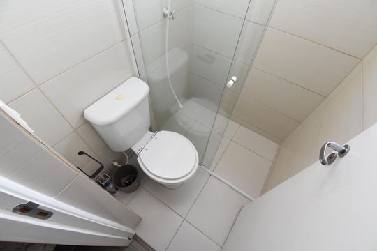 Banheiro  de apartamento à venda com 2 quartos, 55m² em Santa Cândida, Curitiba