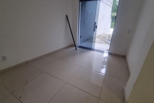 Sala de casa de condomínio à venda com 3 quartos, 150m² em Vargem Grande, Rio de Janeiro
