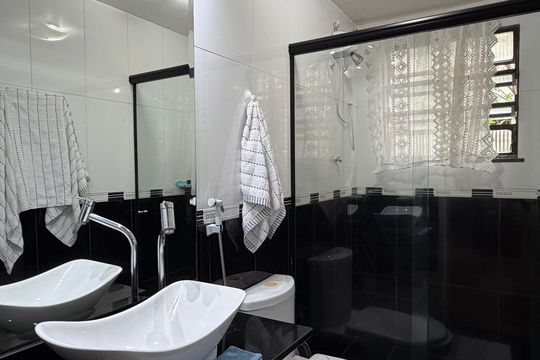 Banheiro de apartamento à venda com 2 quartos, 61m² em Taquara, Rio de Janeiro