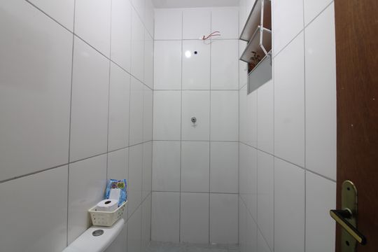 Banheiro Social inferior de casa à venda com 3 quartos, 120m² em Vila Nhocuné, São Paulo